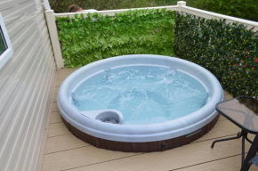 Luxury Hot Tub Caravan Tattershall Lakes, 6 berth, Dog & Pet friendly